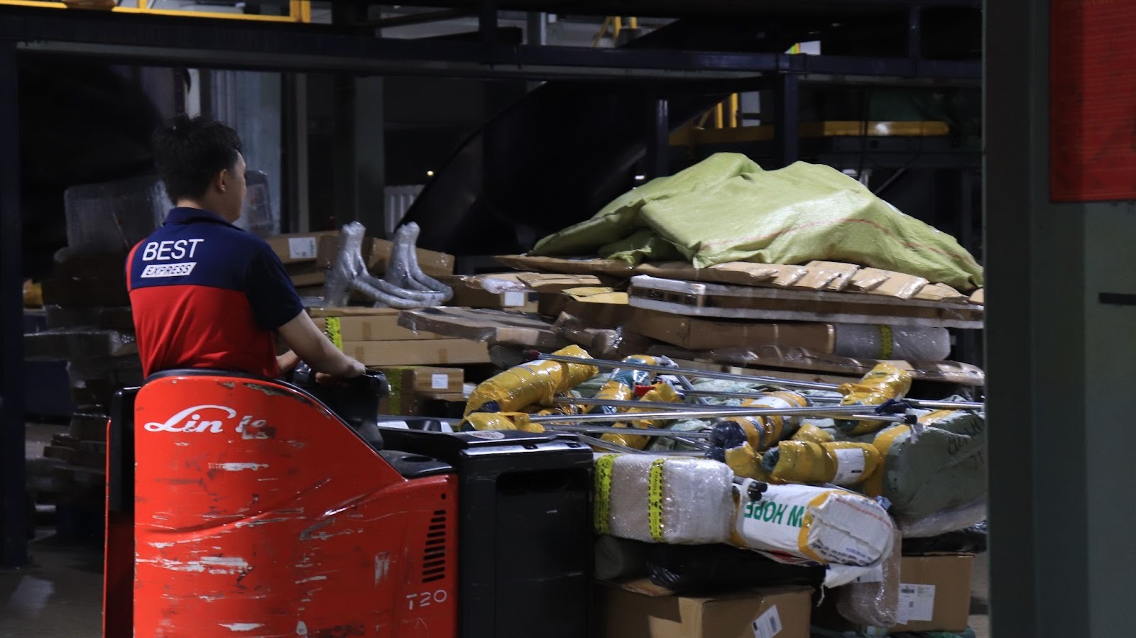 Bên trong một trung tâm giao nhận ngày giáp Tết: nhân viên 'bơi' trong biển hàng hóa, băng chuyền phân loại tự động hàng hóa tốc độ 2 mili giây - Ảnh 7.