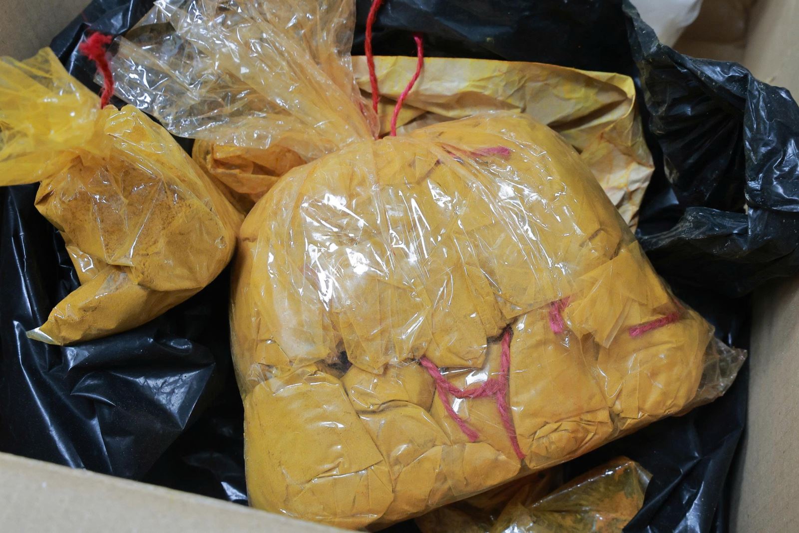 Khám xét, bắt giam chủ xưởng Nguyễn Văn Vinh 50 tuổi vì trộn chất gây ung thư vào gần 2 tấn thực phẩm - Ảnh 4.