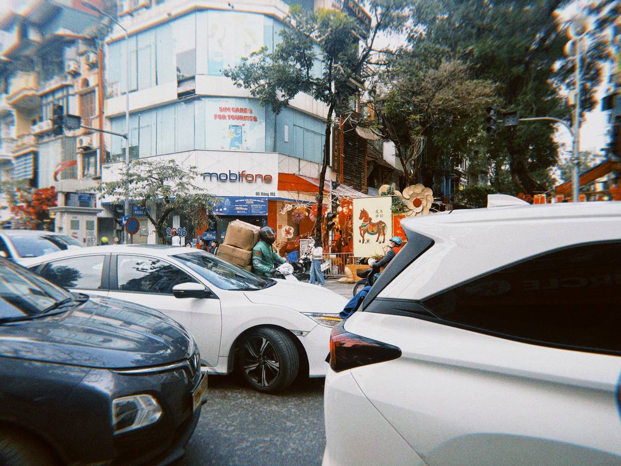 Cận cảnh Hàng Mã những ngày giáp Tết: Vắng bóng "nàng thơ" áo dài, khách Tây thích thú nhưng nhiều tiểu thương lại "ngồi chơi xơi nước" - Ảnh 5.