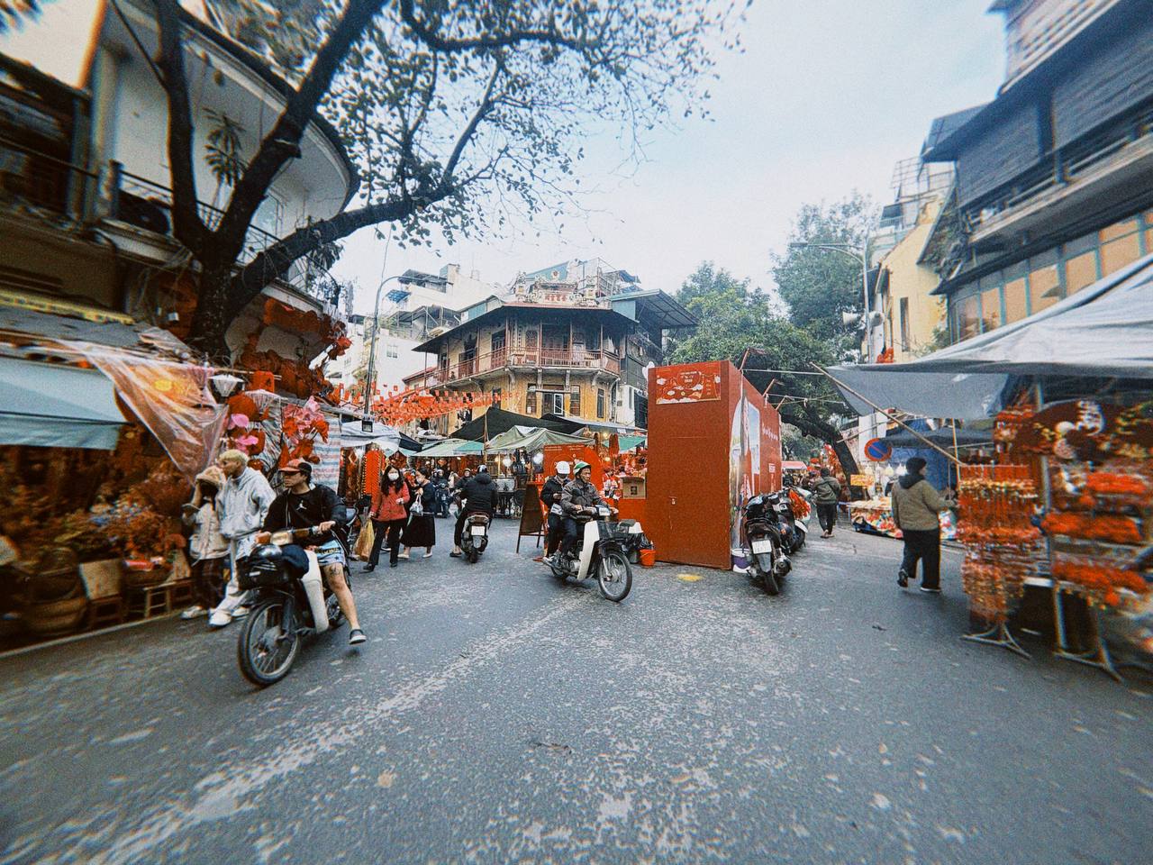 Cận cảnh Hàng Mã những ngày giáp Tết: Vắng bóng "nàng thơ" áo dài, khách Tây thích thú nhưng nhiều tiểu thương lại "ngồi chơi xơi nước" - Ảnh 2.