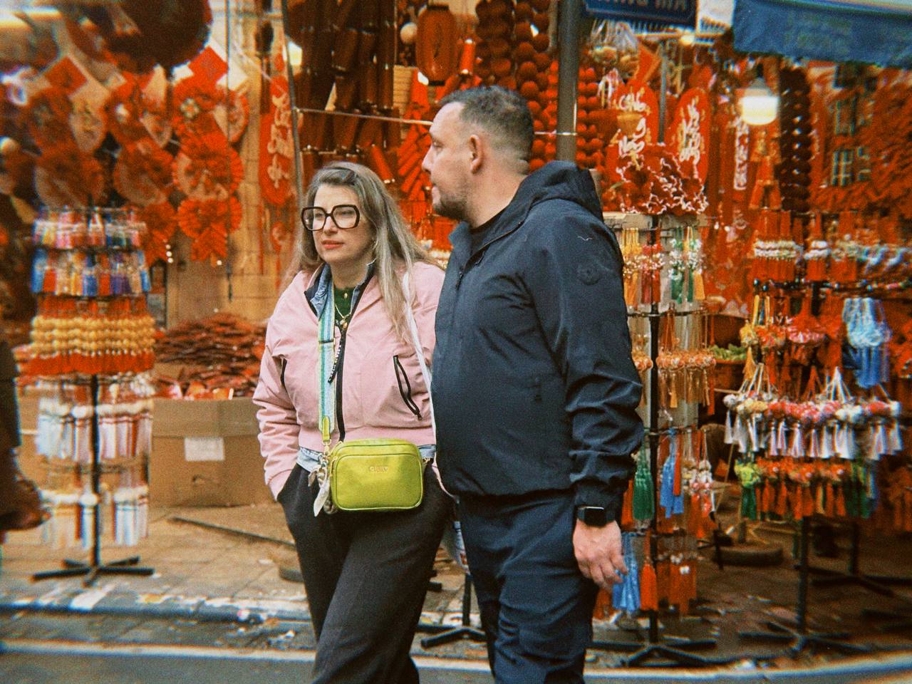 Cận cảnh Hàng Mã những ngày giáp Tết: Vắng bóng "nàng thơ" áo dài, khách Tây thích thú nhưng nhiều tiểu thương lại "ngồi chơi xơi nước" - Ảnh 26.