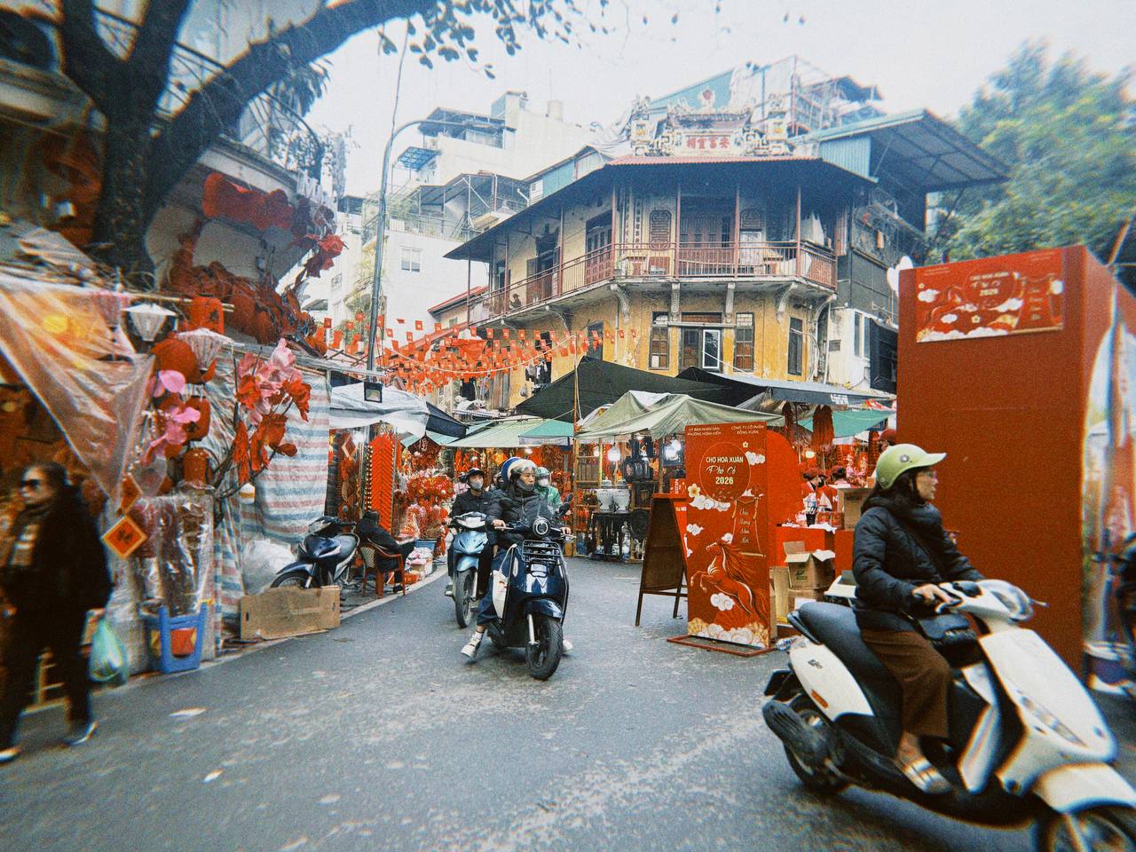 Cận cảnh Hàng Mã những ngày giáp Tết: Vắng bóng "nàng thơ" áo dài, khách Tây thích thú nhưng nhiều tiểu thương lại "ngồi chơi xơi nước" - Ảnh 12.