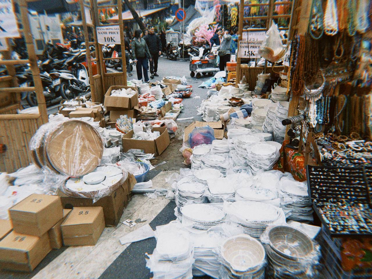 Cận cảnh Hàng Mã những ngày giáp Tết: Vắng bóng "nàng thơ" áo dài, khách Tây thích thú nhưng nhiều tiểu thương lại "ngồi chơi xơi nước" - Ảnh 29.