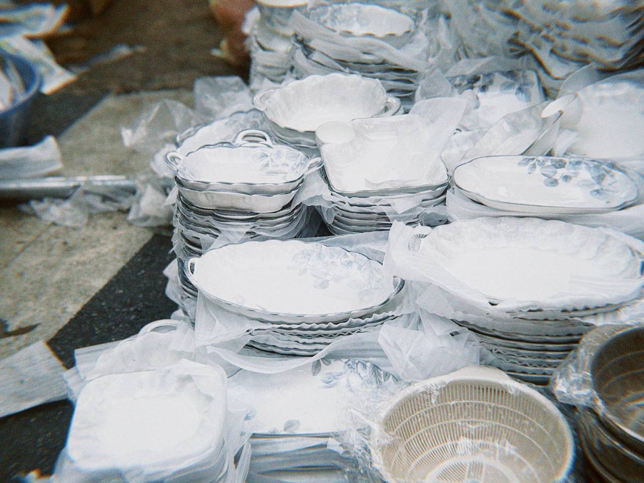 Cận cảnh Hàng Mã những ngày giáp Tết: Vắng bóng "nàng thơ" áo dài, khách Tây thích thú nhưng nhiều tiểu thương lại "ngồi chơi xơi nước" - Ảnh 30.