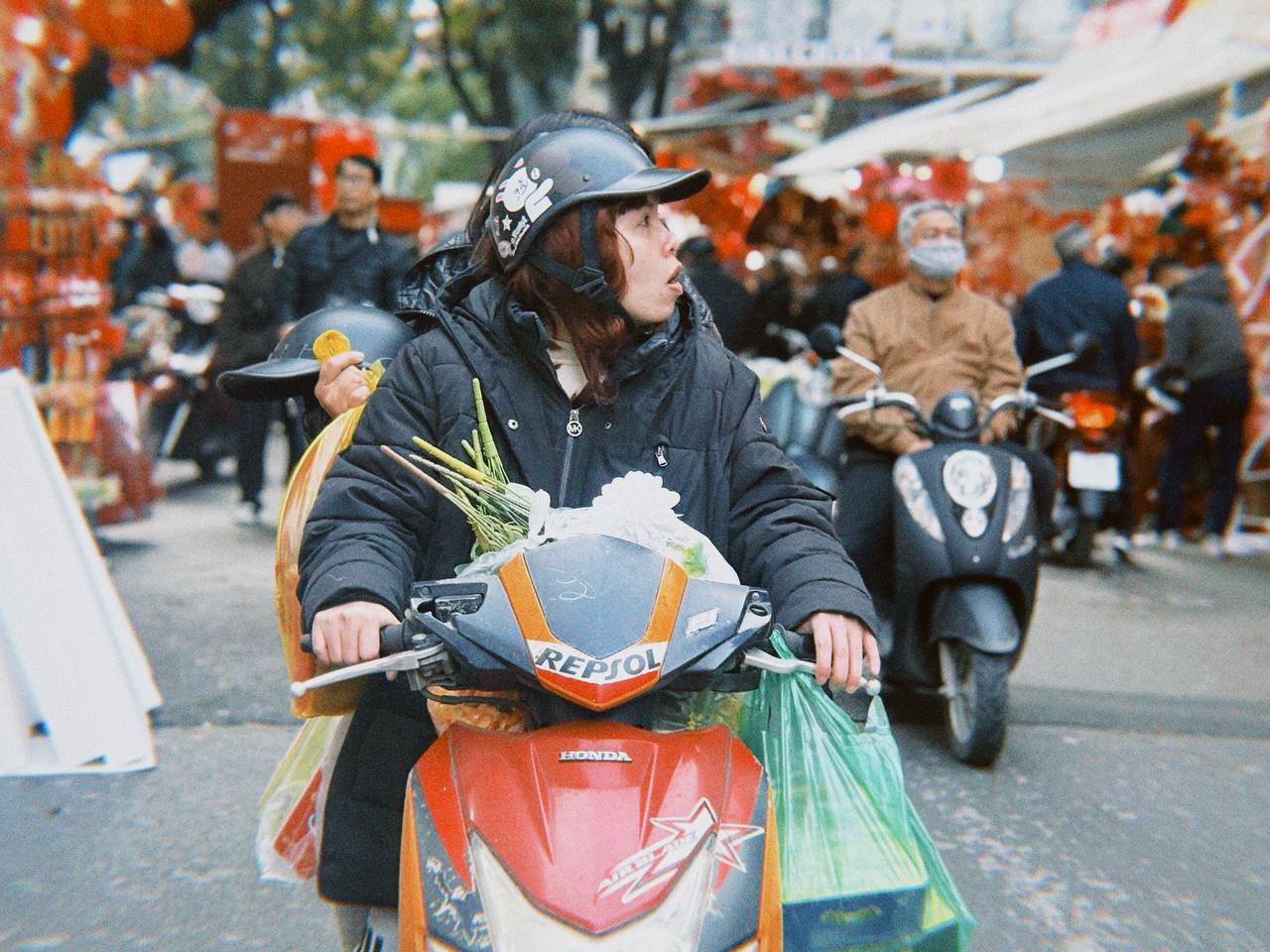 Cận cảnh Hàng Mã những ngày giáp Tết: Vắng bóng "nàng thơ" áo dài, khách Tây thích thú nhưng nhiều tiểu thương lại "ngồi chơi xơi nước" - Ảnh 24.