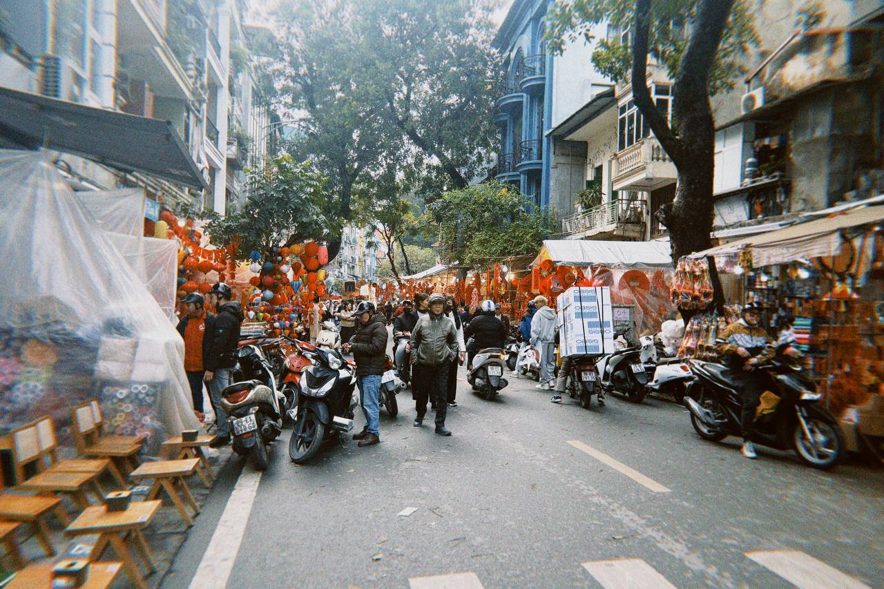 Cận cảnh Hàng Mã những ngày giáp Tết: Vắng bóng "nàng thơ" áo dài, khách Tây thích thú nhưng nhiều tiểu thương lại "ngồi chơi xơi nước" - Ảnh 10.