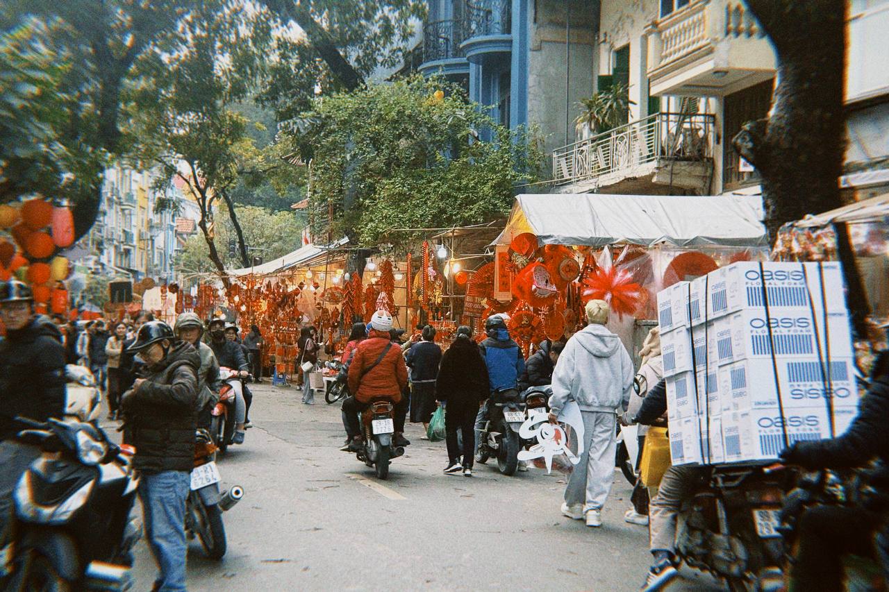 Cận cảnh Hàng Mã những ngày giáp Tết: Vắng bóng "nàng thơ" áo dài, khách Tây thích thú nhưng nhiều tiểu thương lại "ngồi chơi xơi nước" - Ảnh 9.