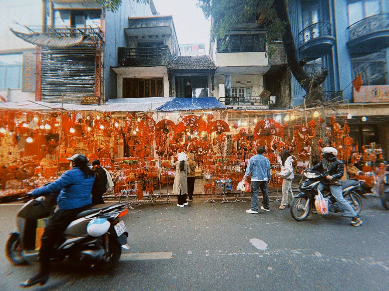 Cận cảnh Hàng Mã những ngày giáp Tết: Vắng bóng "nàng thơ" áo dài, khách Tây thích thú nhưng nhiều tiểu thương lại "ngồi chơi xơi nước" - Ảnh 4.