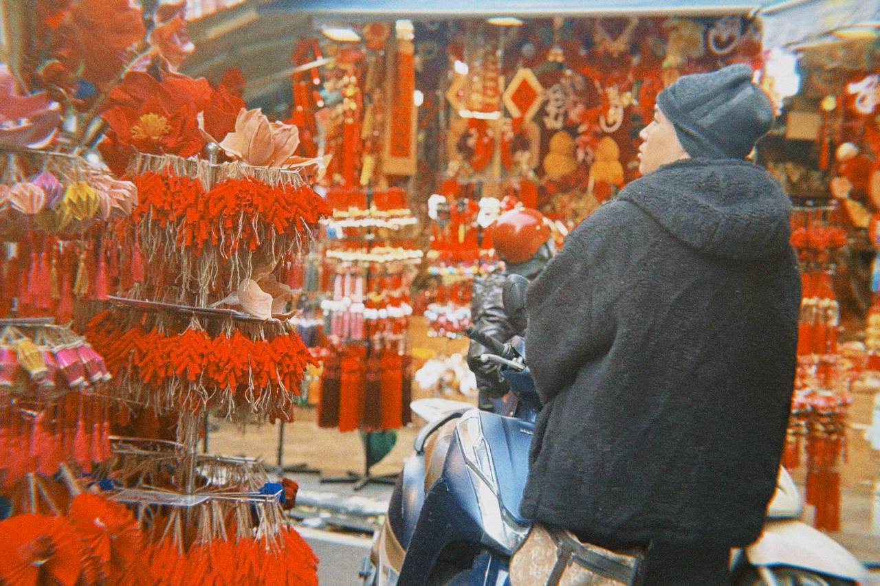 Cận cảnh Hàng Mã những ngày giáp Tết: Vắng bóng "nàng thơ" áo dài, khách Tây thích thú nhưng nhiều tiểu thương lại "ngồi chơi xơi nước" - Ảnh 33.