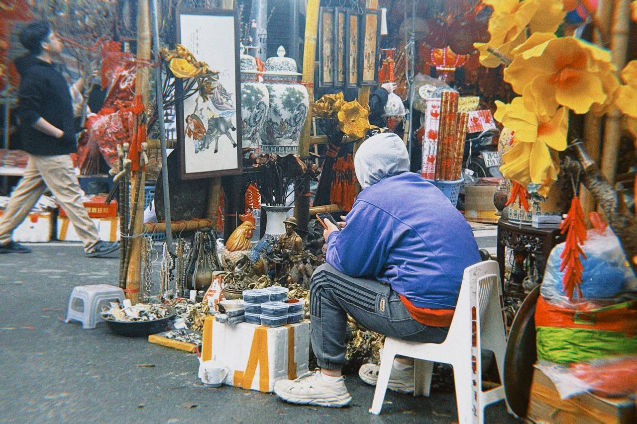 Cận cảnh Hàng Mã những ngày giáp Tết: Vắng bóng "nàng thơ" áo dài, khách Tây thích thú nhưng nhiều tiểu thương lại "ngồi chơi xơi nước" - Ảnh 31.