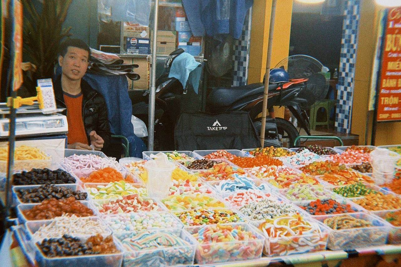 Cận cảnh Hàng Mã những ngày giáp Tết: Vắng bóng "nàng thơ" áo dài, khách Tây thích thú nhưng nhiều tiểu thương lại "ngồi chơi xơi nước" - Ảnh 32.