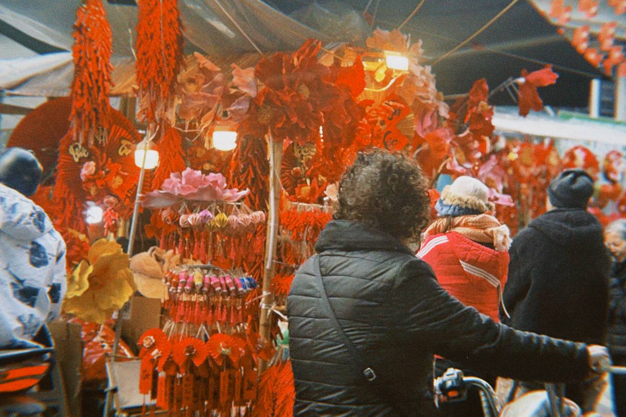 Cận cảnh Hàng Mã những ngày giáp Tết: Vắng bóng "nàng thơ" áo dài, khách Tây thích thú nhưng nhiều tiểu thương lại "ngồi chơi xơi nước" - Ảnh 13.