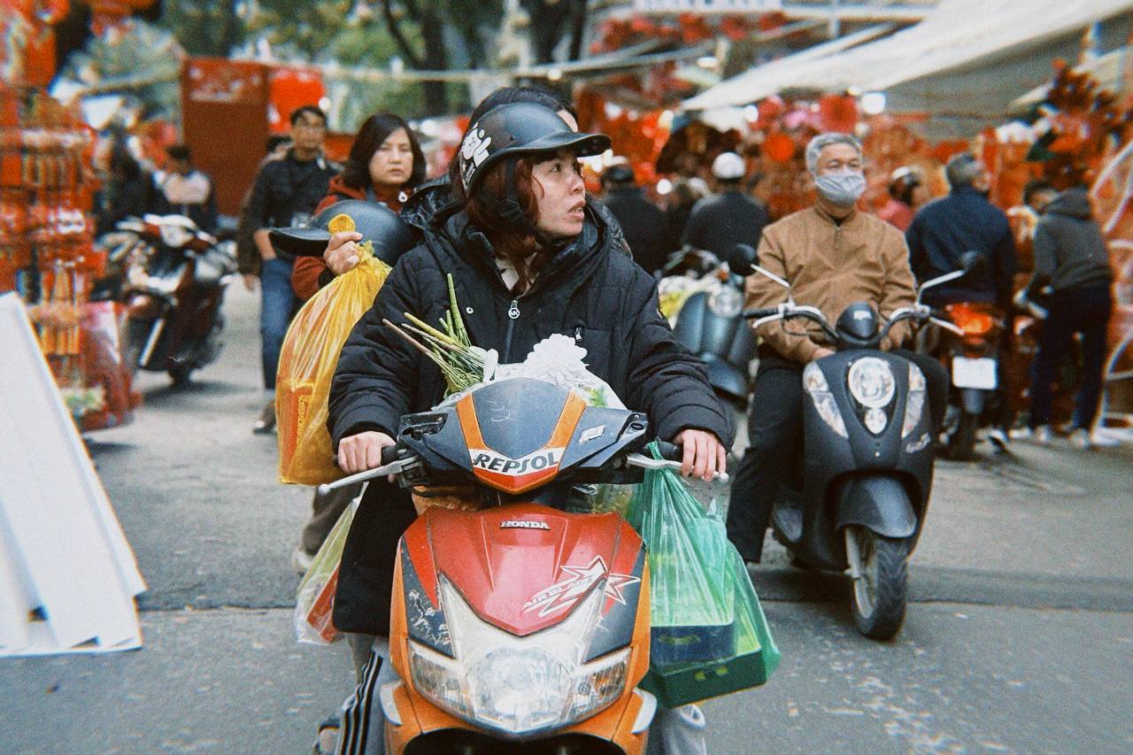 Cận cảnh Hàng Mã những ngày giáp Tết: Vắng bóng "nàng thơ" áo dài, khách Tây thích thú nhưng nhiều tiểu thương lại "ngồi chơi xơi nước" - Ảnh 34.