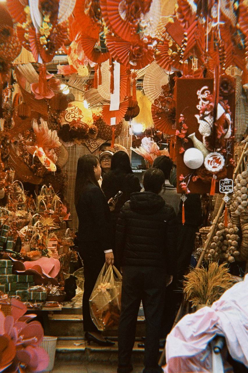 Cận cảnh Hàng Mã những ngày giáp Tết: Vắng bóng "nàng thơ" áo dài, khách Tây thích thú nhưng nhiều tiểu thương lại "ngồi chơi xơi nước" - Ảnh 18.