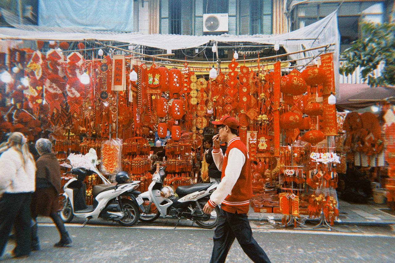 Cận cảnh Hàng Mã những ngày giáp Tết: Vắng bóng "nàng thơ" áo dài, khách Tây thích thú nhưng nhiều tiểu thương lại "ngồi chơi xơi nước" - Ảnh 8.