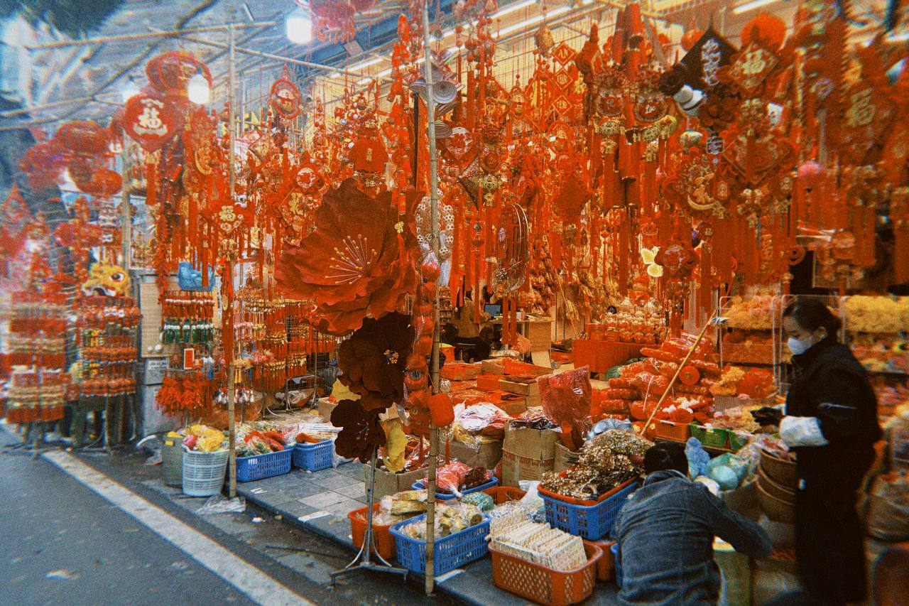 Cận cảnh Hàng Mã những ngày giáp Tết: Vắng bóng "nàng thơ" áo dài, khách Tây thích thú nhưng nhiều tiểu thương lại "ngồi chơi xơi nước" - Ảnh 7.