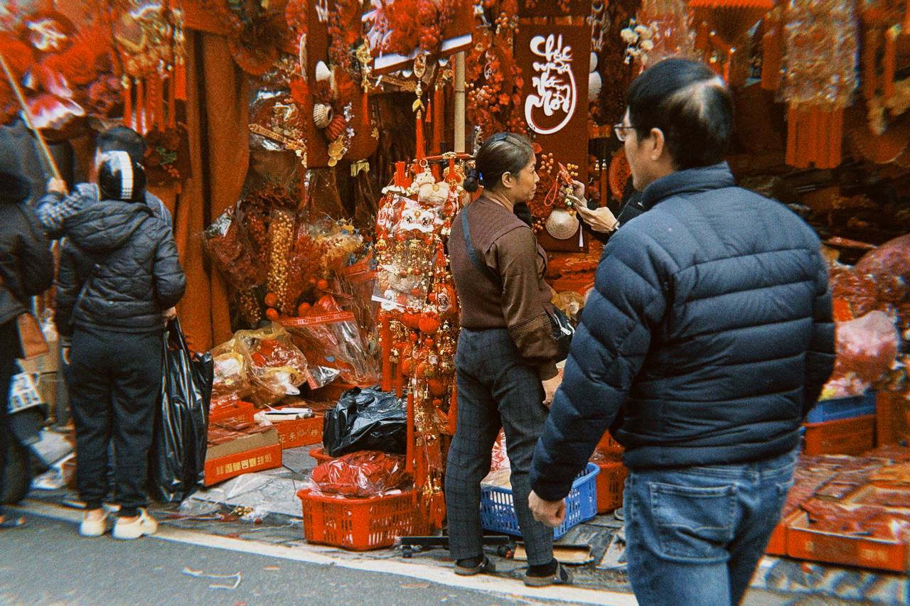 Cận cảnh Hàng Mã những ngày giáp Tết: Vắng bóng "nàng thơ" áo dài, khách Tây thích thú nhưng nhiều tiểu thương lại "ngồi chơi xơi nước" - Ảnh 16.