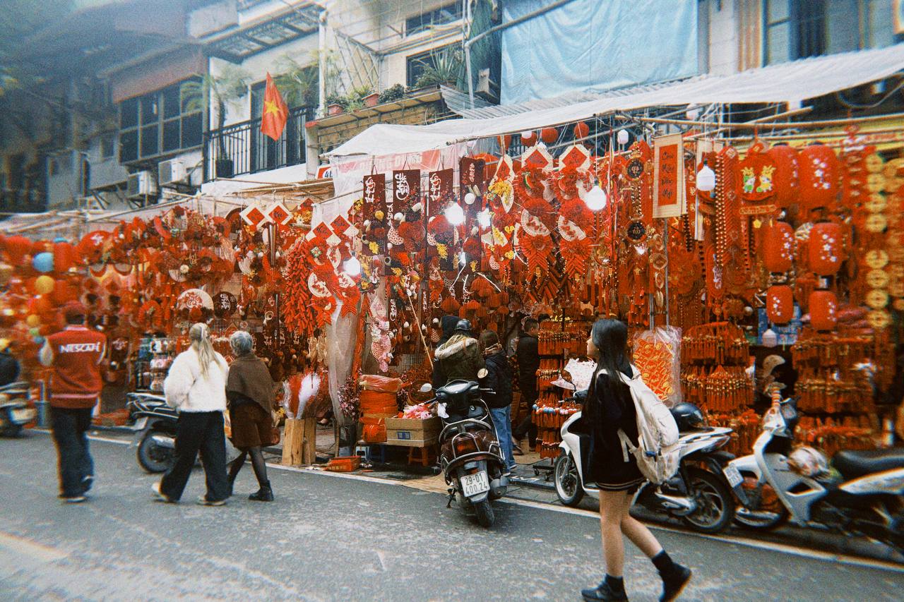 Cận cảnh Hàng Mã những ngày giáp Tết: Vắng bóng "nàng thơ" áo dài, khách Tây thích thú nhưng nhiều tiểu thương lại "ngồi chơi xơi nước" - Ảnh 15.