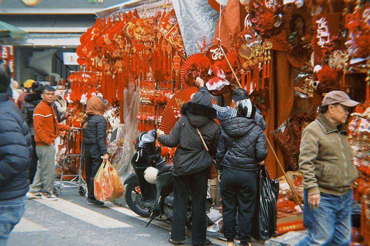Cận cảnh Hàng Mã những ngày giáp Tết: Vắng bóng "nàng thơ" áo dài, khách Tây thích thú nhưng nhiều tiểu thương lại "ngồi chơi xơi nước" - Ảnh 14.