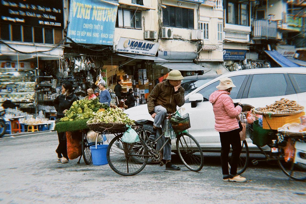 Cận cảnh Hàng Mã những ngày giáp Tết: Vắng bóng "nàng thơ" áo dài, khách Tây thích thú nhưng nhiều tiểu thương lại "ngồi chơi xơi nước" - Ảnh 35.