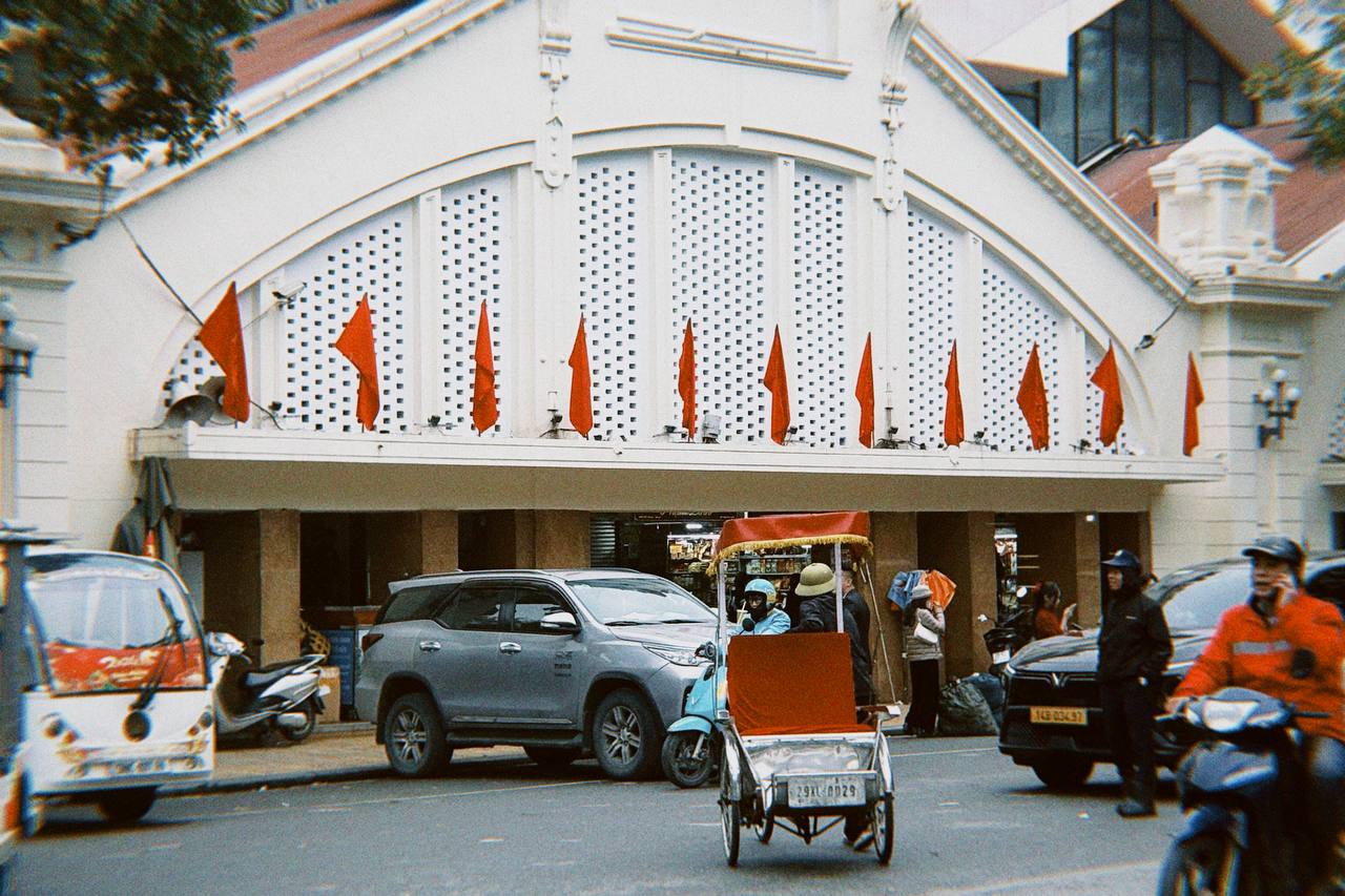 Cận cảnh Hàng Mã những ngày giáp Tết: Vắng bóng "nàng thơ" áo dài, khách Tây thích thú nhưng nhiều tiểu thương lại "ngồi chơi xơi nước" - Ảnh 39.