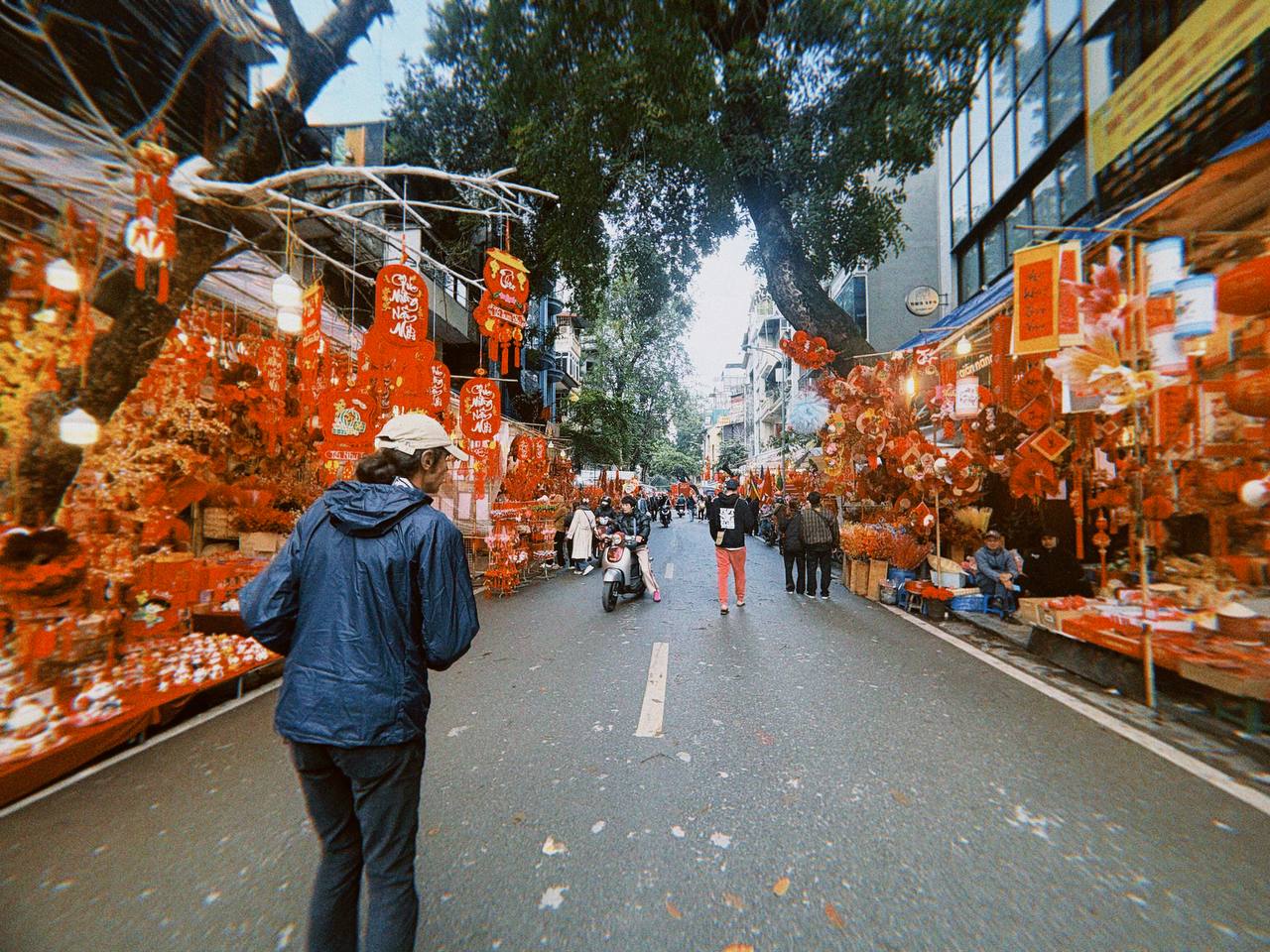 Cận cảnh Hàng Mã những ngày giáp Tết: Vắng bóng "nàng thơ" áo dài, khách Tây thích thú nhưng nhiều tiểu thương lại "ngồi chơi xơi nước" - Ảnh 3.