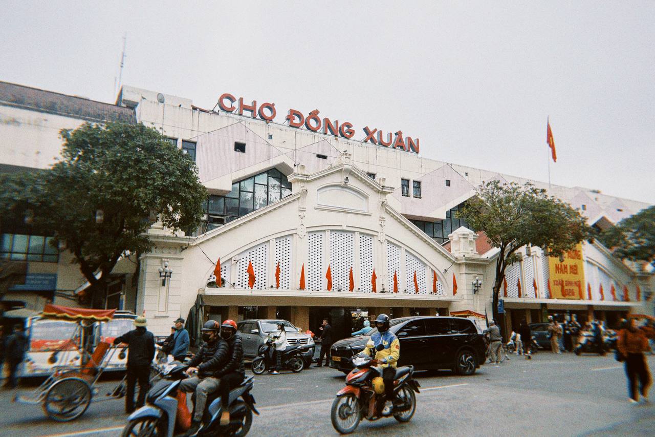 Cận cảnh Hàng Mã những ngày giáp Tết: Vắng bóng "nàng thơ" áo dài, khách Tây thích thú nhưng nhiều tiểu thương lại "ngồi chơi xơi nước" - Ảnh 40.