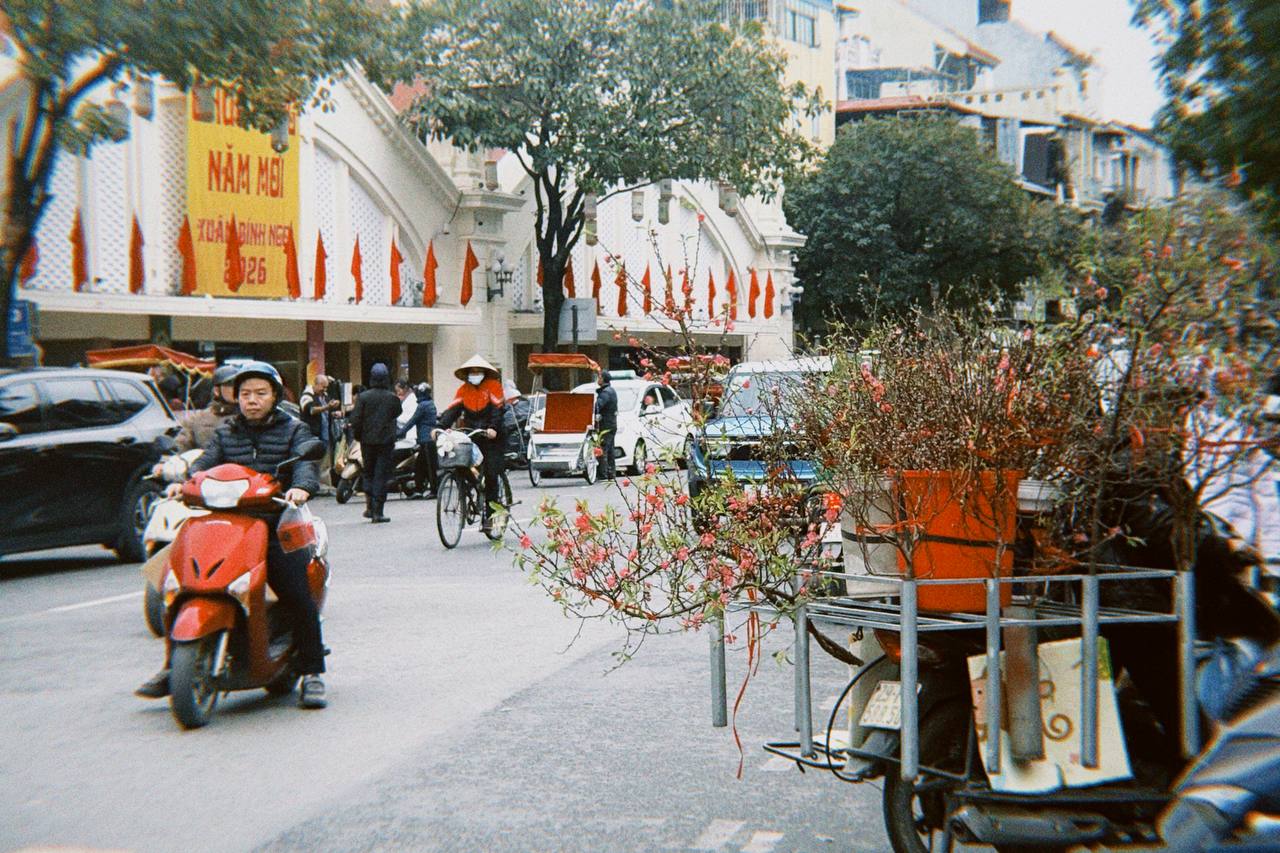 Cận cảnh Hàng Mã những ngày giáp Tết: Vắng bóng "nàng thơ" áo dài, khách Tây thích thú nhưng nhiều tiểu thương lại "ngồi chơi xơi nước" - Ảnh 37.