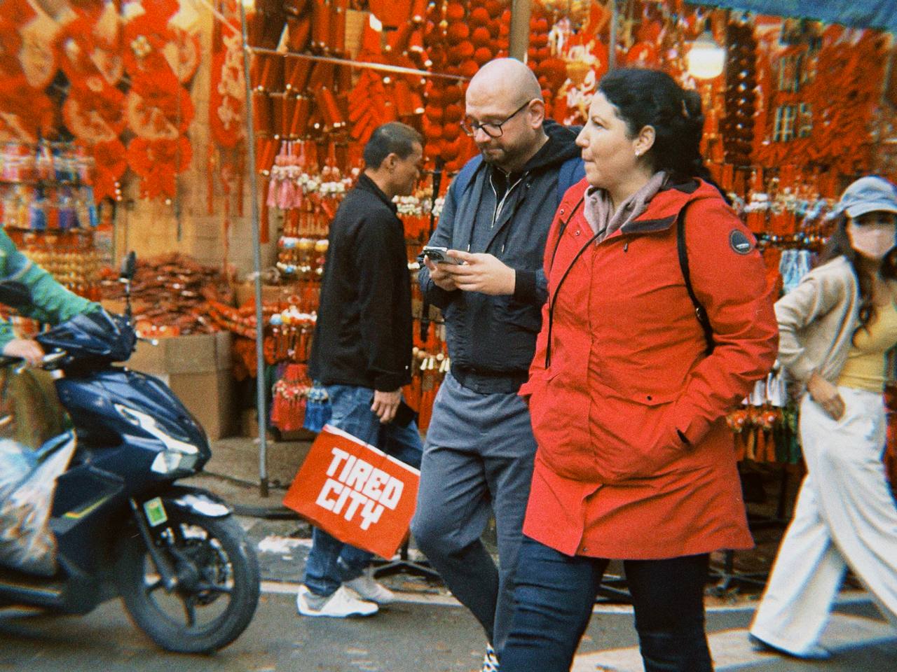 Cận cảnh Hàng Mã những ngày giáp Tết: Vắng bóng "nàng thơ" áo dài, khách Tây thích thú nhưng nhiều tiểu thương lại "ngồi chơi xơi nước" - Ảnh 27.