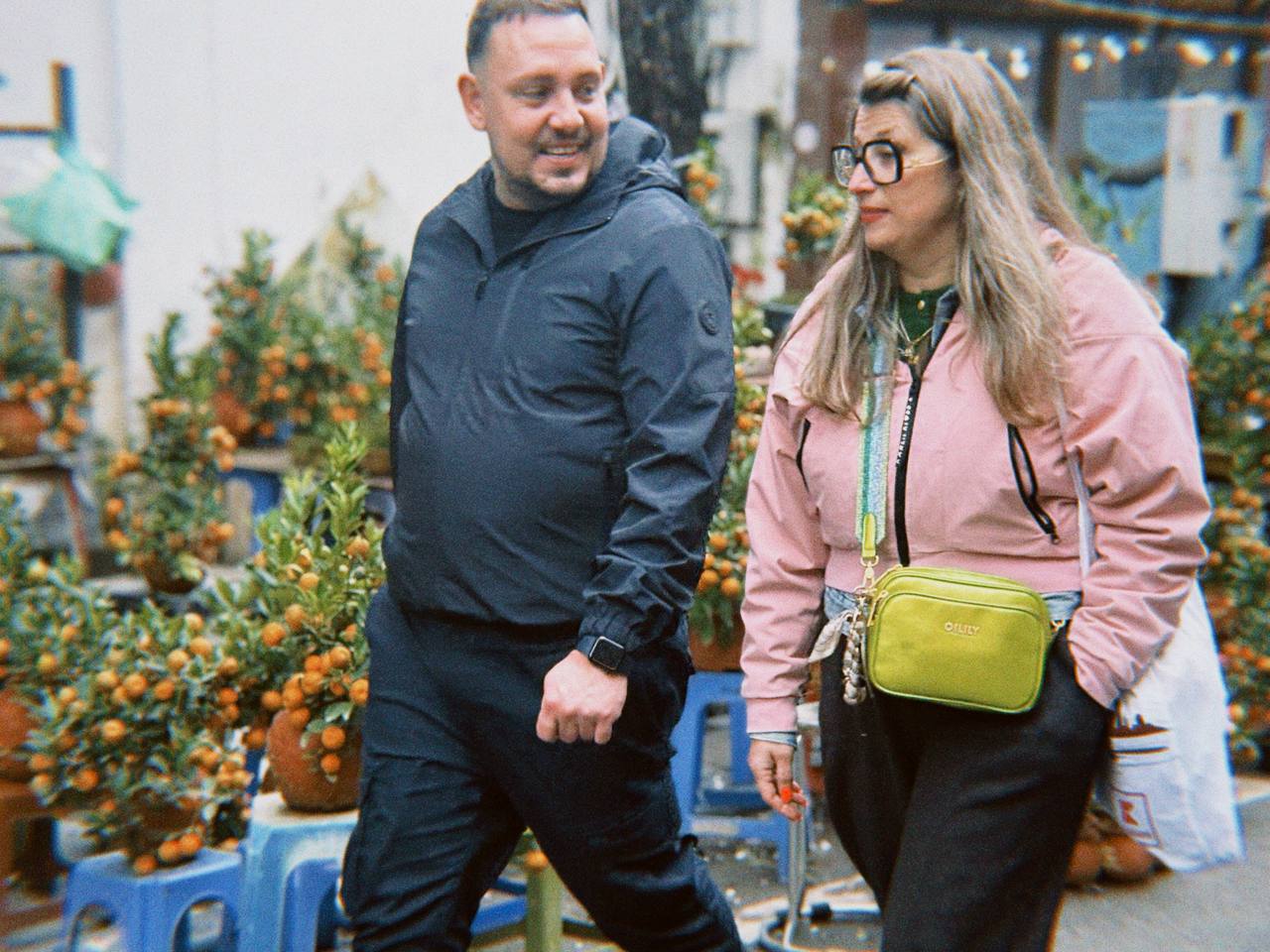 Cận cảnh Hàng Mã những ngày giáp Tết: Vắng bóng "nàng thơ" áo dài, khách Tây thích thú nhưng nhiều tiểu thương lại "ngồi chơi xơi nước" - Ảnh 20.