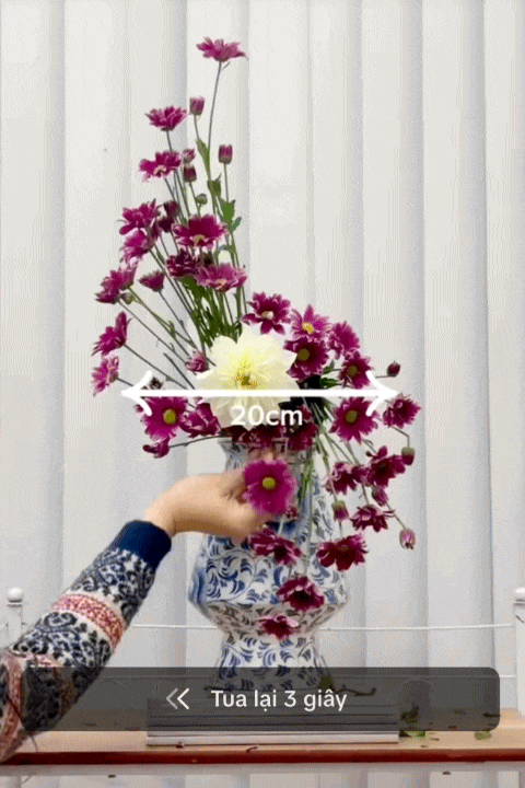 Mẹ đảm chia sẻ cách với 30k có ngay bình hoa cúc bày bàn thờ ngày Tết: Nhẹ nhàng, tinh tế, ai cắm cũng xinh- Ảnh 4.