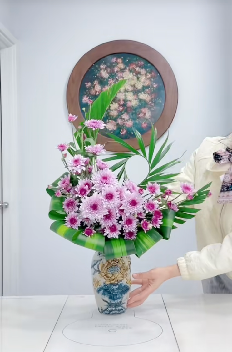 Mẹ đảm chia sẻ cách với 30k có ngay bình hoa cúc bày bàn thờ ngày Tết: Nhẹ nhàng, tinh tế, ai cắm cũng xinh- Ảnh 2.