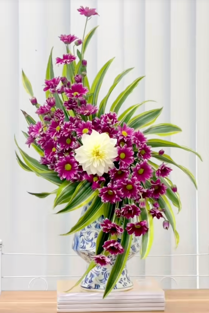 Mẹ đảm chia sẻ cách với 30k có ngay bình hoa cúc bày bàn thờ ngày Tết: Nhẹ nhàng, tinh tế, ai cắm cũng xinh- Ảnh 1.