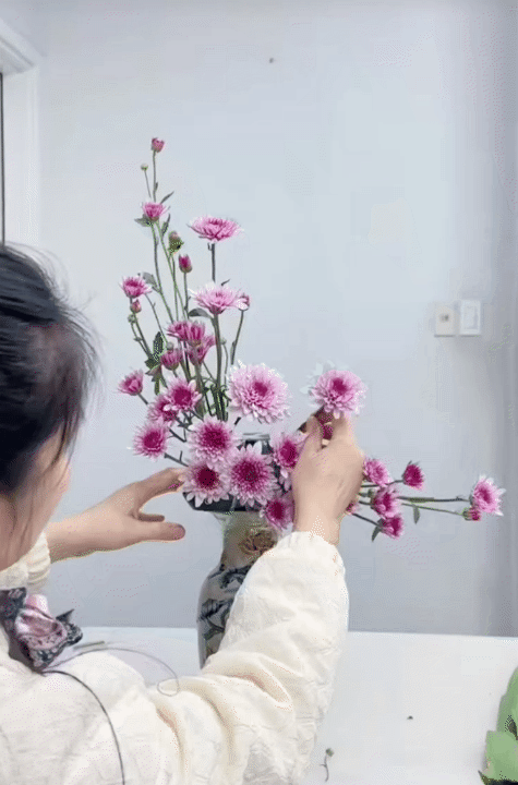 Mẹ đảm chia sẻ cách với 30k có ngay bình hoa cúc bày bàn thờ ngày Tết: Nhẹ nhàng, tinh tế, ai cắm cũng xinh- Ảnh 8.