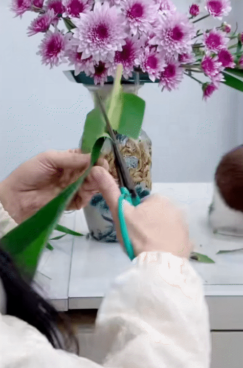 Mẹ đảm chia sẻ cách với 30k có ngay bình hoa cúc bày bàn thờ ngày Tết: Nhẹ nhàng, tinh tế, ai cắm cũng xinh- Ảnh 9.