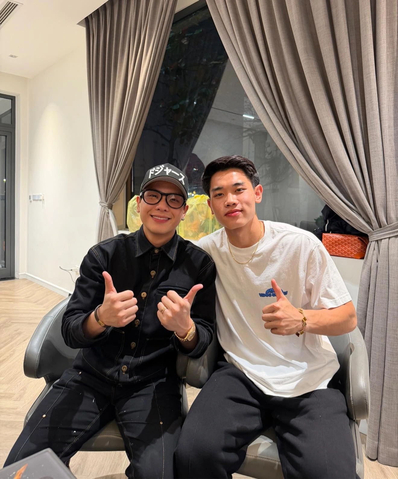 Việt Nam có ca sĩ gây bão sự kiện văn hóa - nghệ thuật quốc tế: Visual giọng hát miễn chê, làm gì cũng viral rần rần- Ảnh 3.