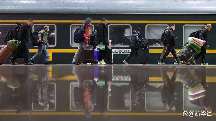 Cảnh tượng ngay lúc này ở ga tàu điện: Nhiều người không tin vào mắt mình - Ảnh 3.