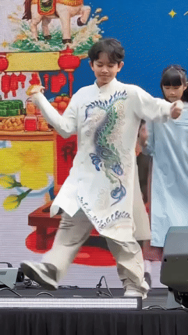 Quý tử nhà Khánh Thi - Phan Hiển sáng bừng sân khấu đón Tết, đúng đẳng cấp của thiếu niên 2 lần vô địch thế giới- Ảnh 2.