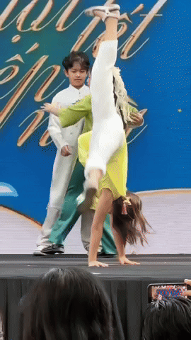 Quý tử nhà Khánh Thi - Phan Hiển sáng bừng sân khấu đón Tết, đúng đẳng cấp của thiếu niên 2 lần vô địch thế giới- Ảnh 3.