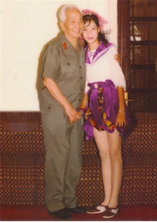 Phú bà showbiz từng hát cho đại tướng Võ Nguyên Giáp: U50 viên mãn bên chồng doanh nhân điển trai - Ảnh 1.