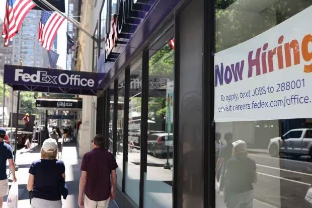 Số việc làm tháng 1 tại Mỹ cao hơn gấp đôi dự báo, thất nghiệp giảm nhẹ: Fed sẽ tiếp tục giữ nguyên lãi suất?- Ảnh 1.