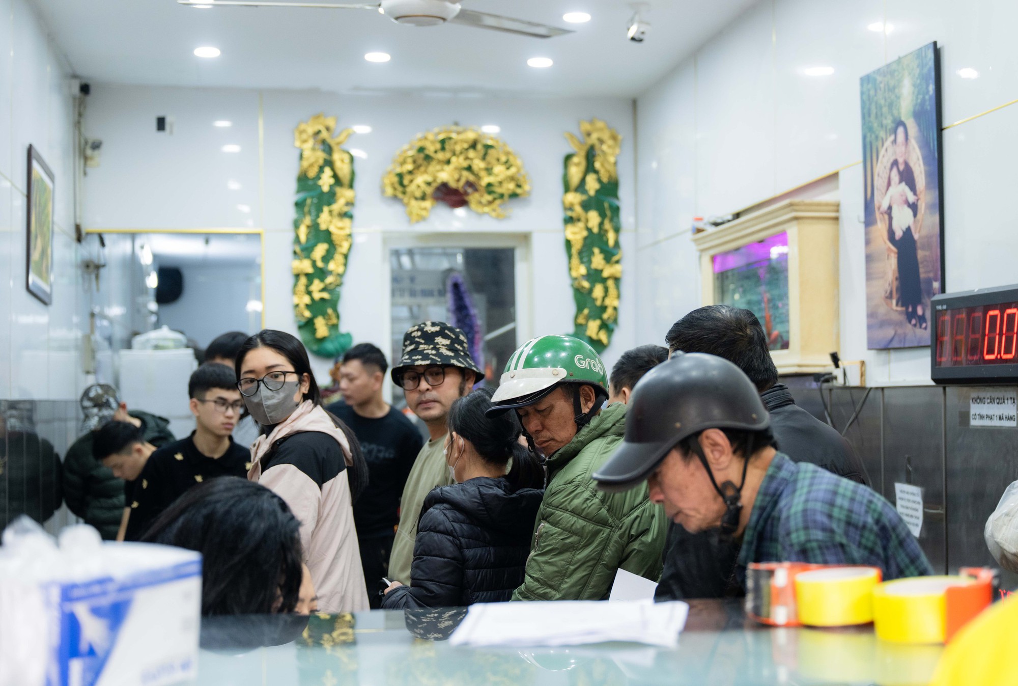 Xếp hàng cả trăm mét mua nem chua ở Hà Nội: Người phải chờ 50 khách, kẻ được "chen hàng" nhờ tấm thẻ đặc biệt - Ảnh 18.