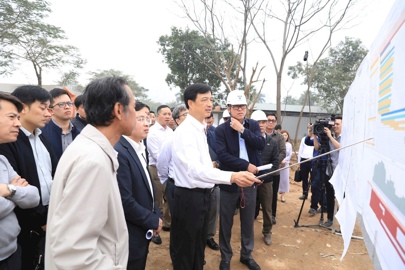 Bí thư Hà Nội: Không để tình trạng công trình 'gắn mác khẩn cấp nhưng triển khai kéo dài'- Ảnh 1.