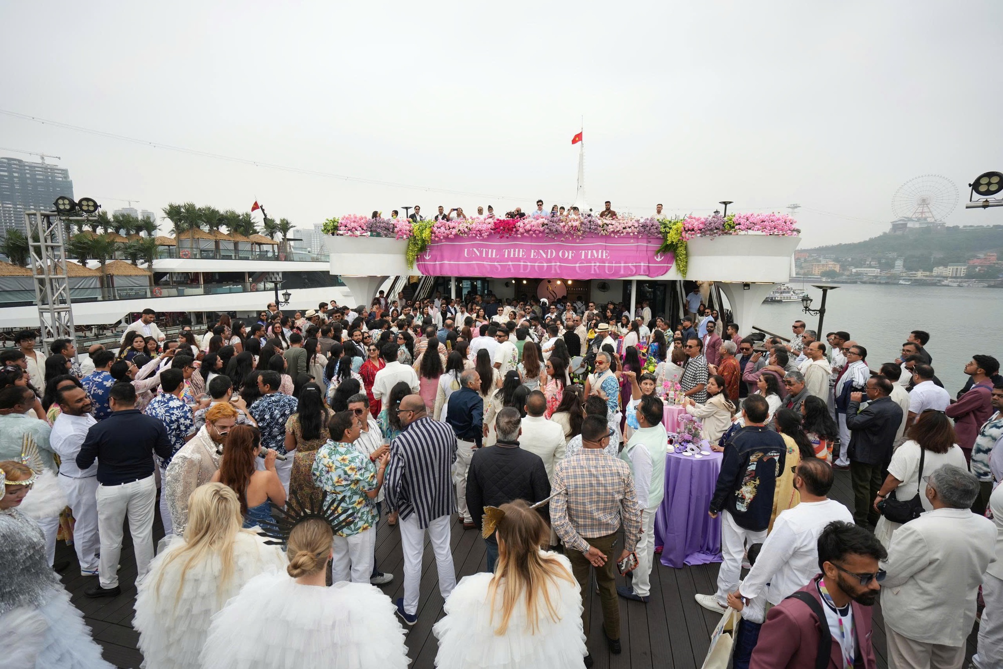 Đám cưới tỉ phú Ấn Độ kéo dài 5 ngày tại Quảng Ninh gây chú ý với khách mời - Ảnh 1.