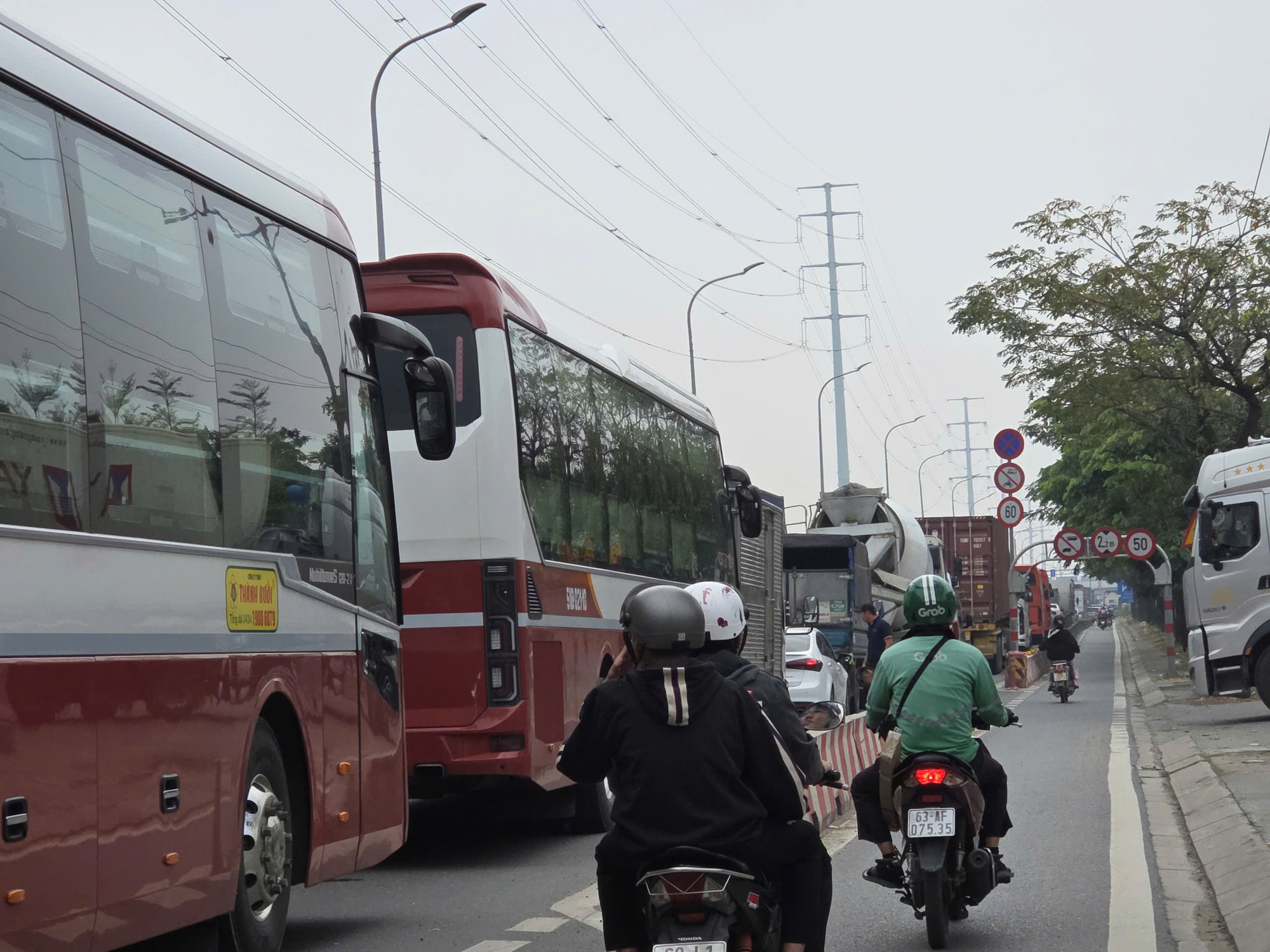 VIDEO: Ô tô bị "níu chân" ở cửa ngõ cao tốc TP HCM – Long Thành – Dầu Giây - Ảnh 1.