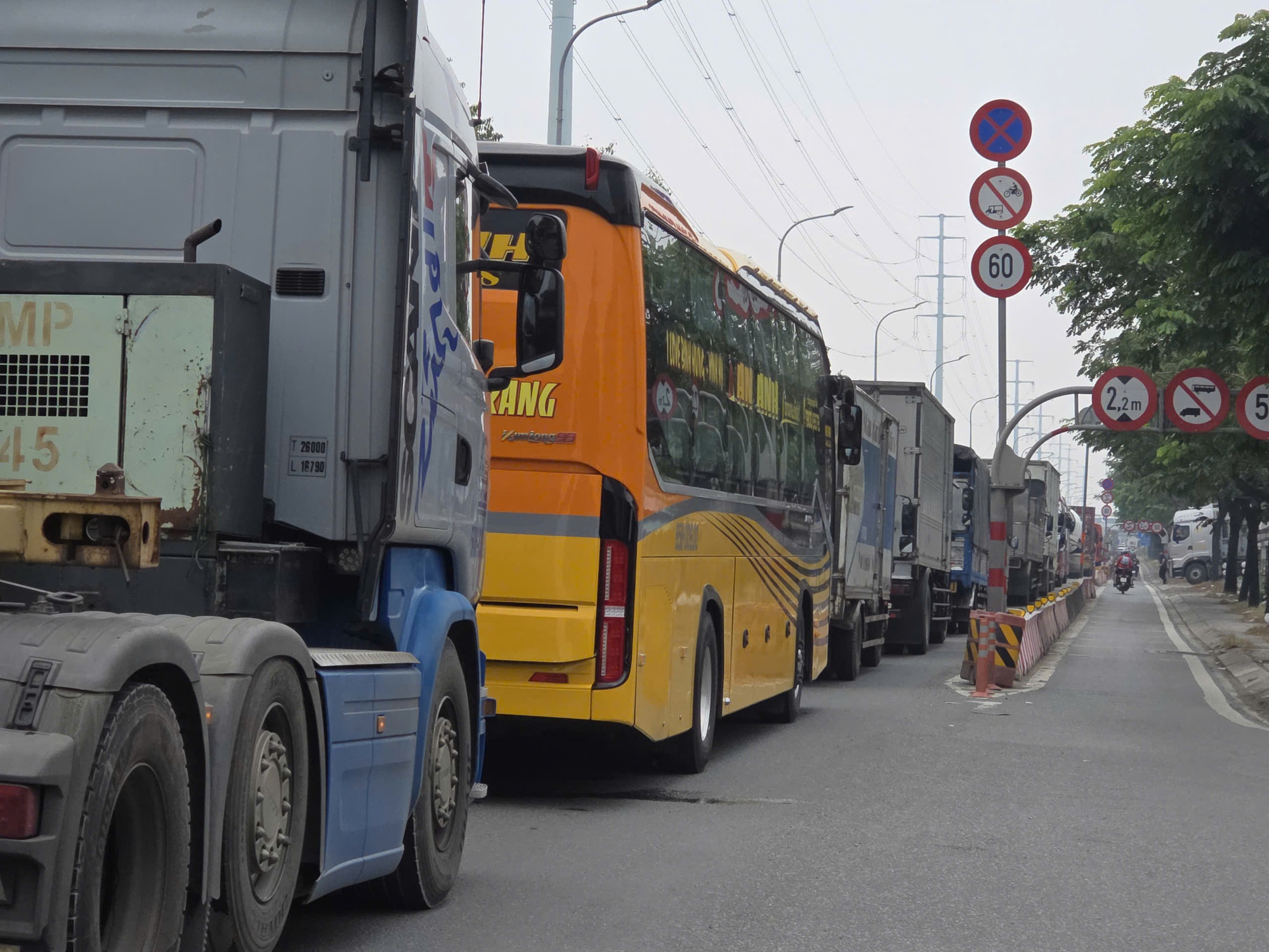 VIDEO: Ô tô bị "níu chân" ở cửa ngõ cao tốc TP HCM – Long Thành – Dầu Giây - Ảnh 2.