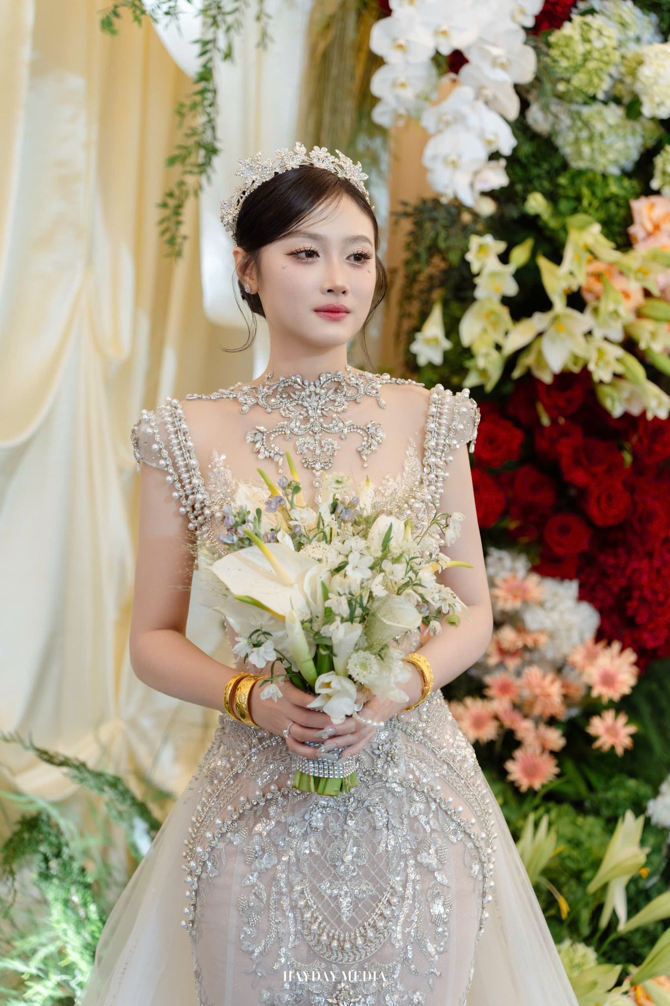 Thực hư chuyện cô dâu Tây Ninh trong đám cưới trăm tỷ đi lựa váy cưới phải đứng chen chúc, khổ sở- Ảnh 1.