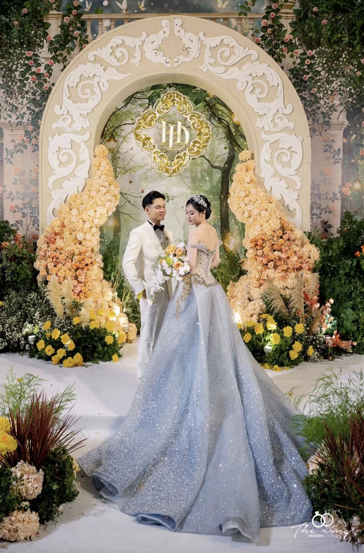 Thực hư chuyện cô dâu Tây Ninh trong đám cưới trăm tỷ đi lựa váy cưới phải đứng chen chúc, khổ sở- Ảnh 2.