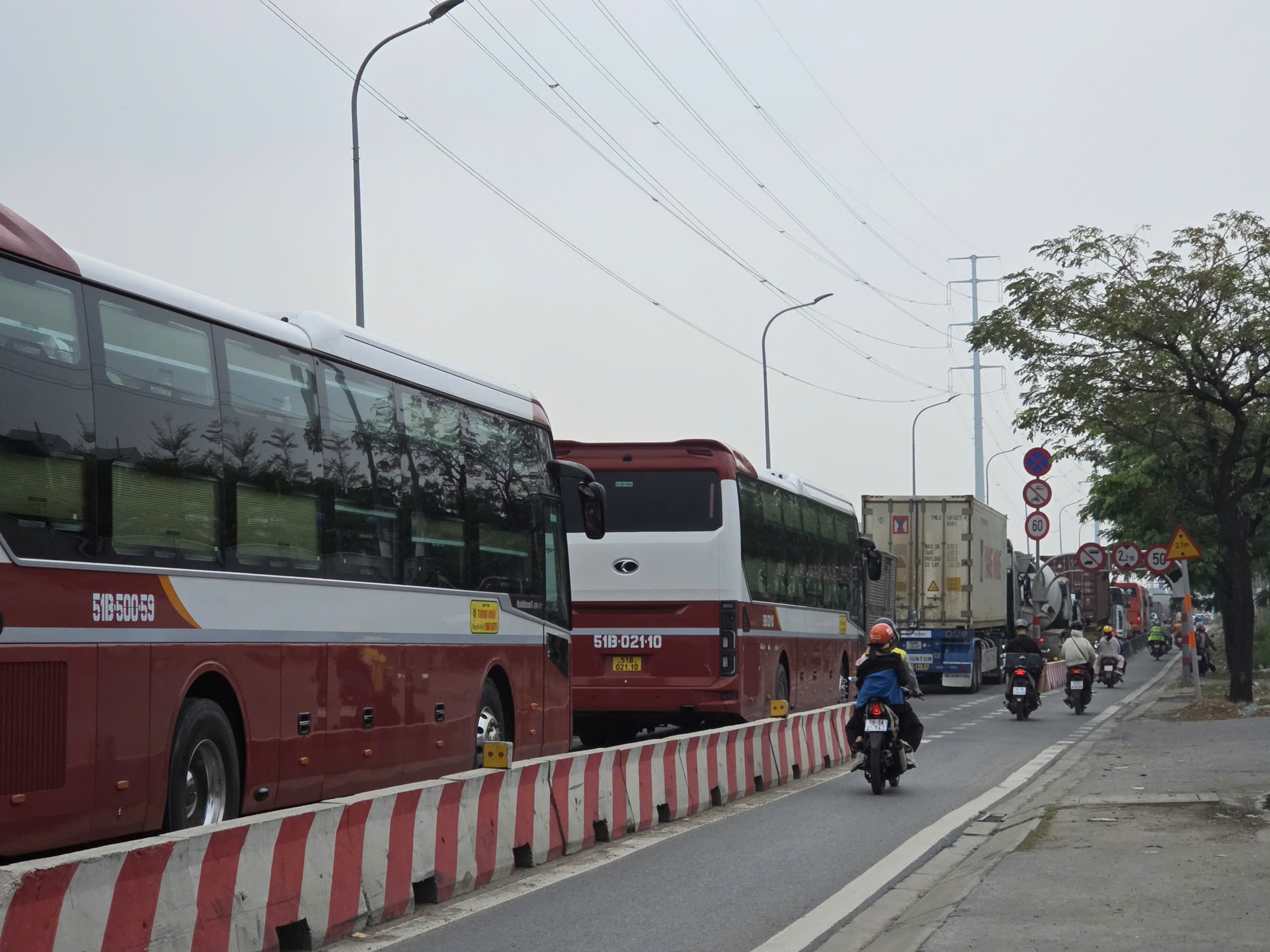 VIDEO: Ô tô bị "níu chân" ở cửa ngõ cao tốc TP HCM – Long Thành – Dầu Giây - Ảnh 4.