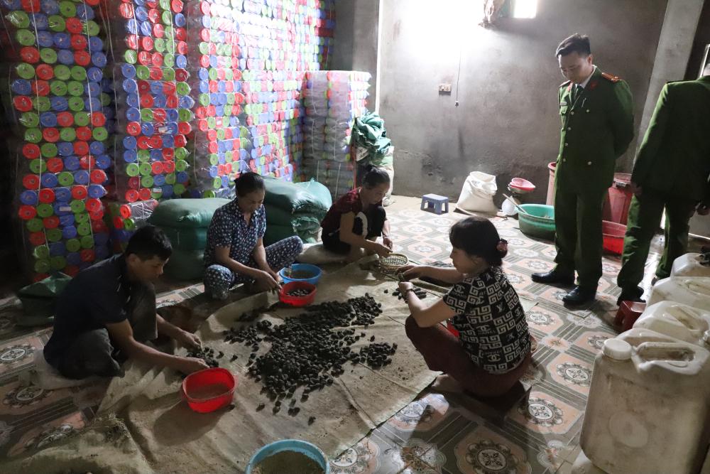 Đồng loạt khám xét 6 địa điểm ở 2 tỉnh trong chuyên án thuốc giả quy mô lớn, bắt Đoàn Thị Lam SN 1972 - Ảnh 4.